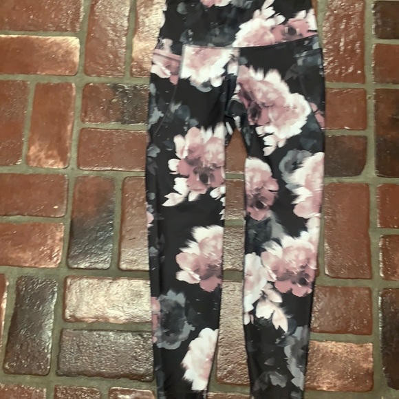 Old navy active leggings - Picture 1 of 3